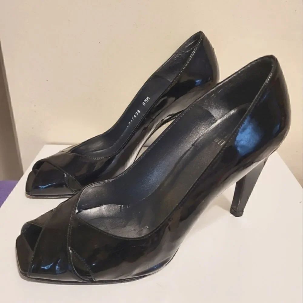 Stuart Weitzman Black Patent Leather Peep Toe Curved Heel Pumps sz.6.5 Ret $395